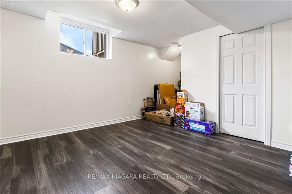 6381 Shapton Cres