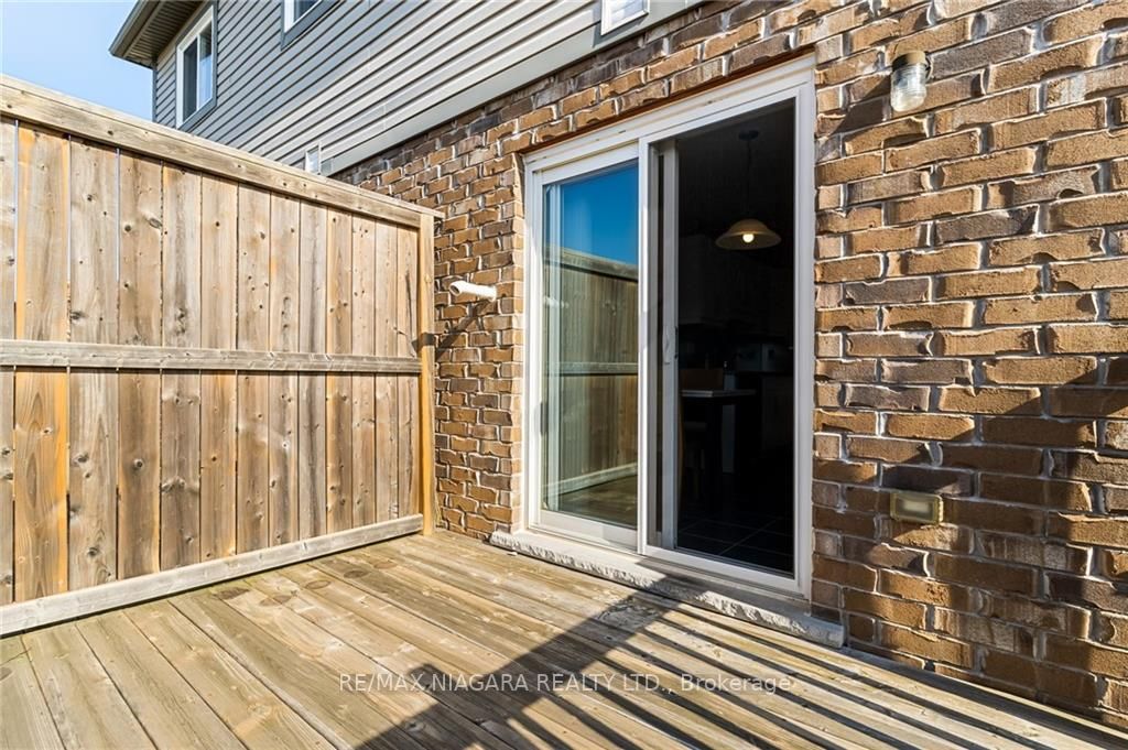 6381 Shapton Cres
