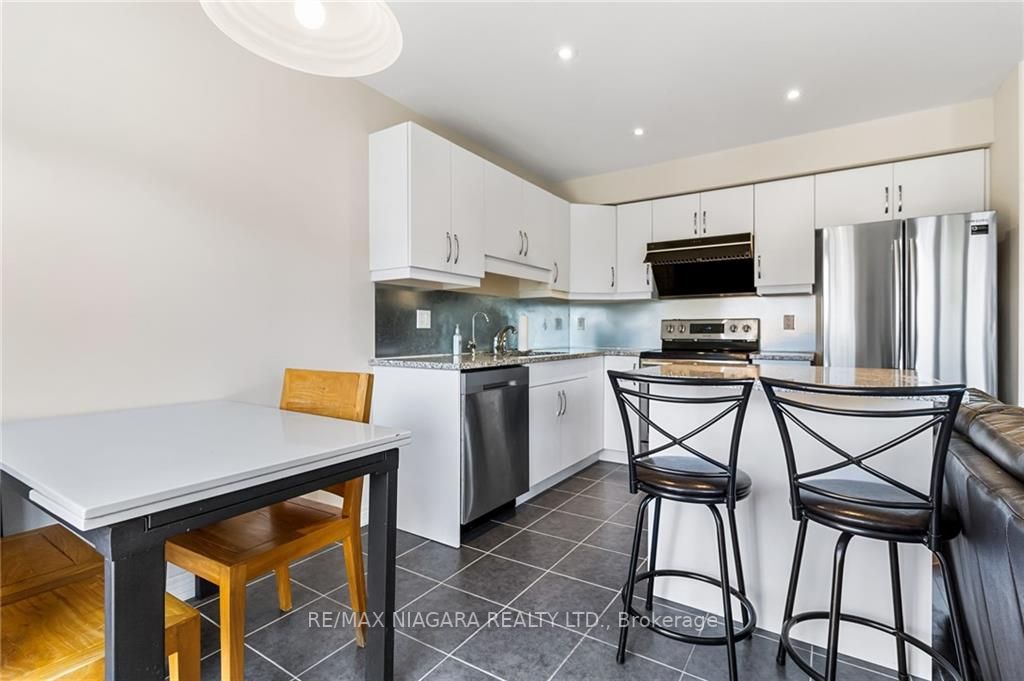 6381 Shapton Cres