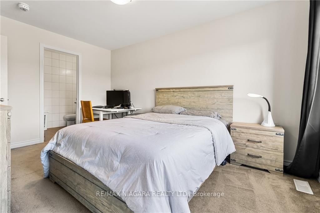 6381 Shapton Cres