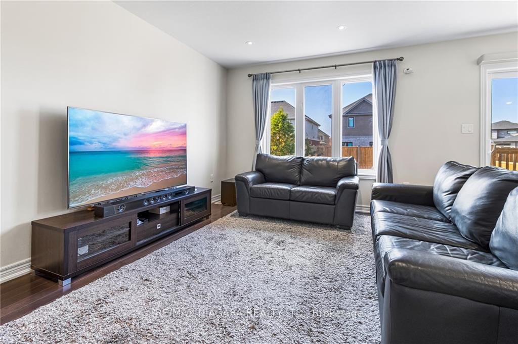 6381 Shapton Cres