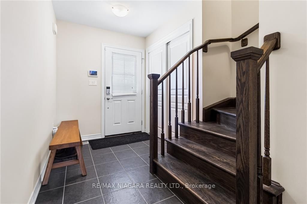 6381 Shapton Cres