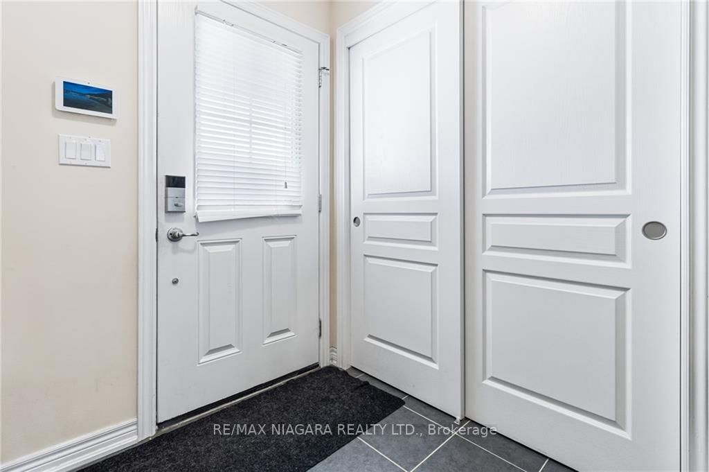 6381 Shapton Cres