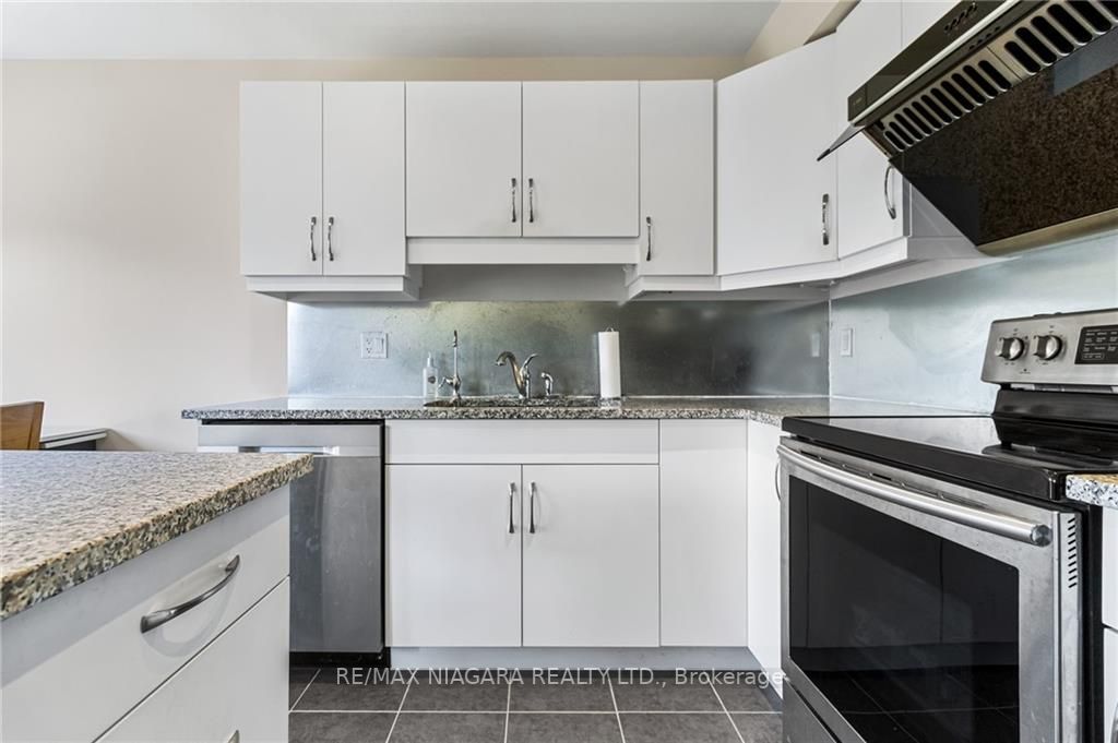 6381 Shapton Cres