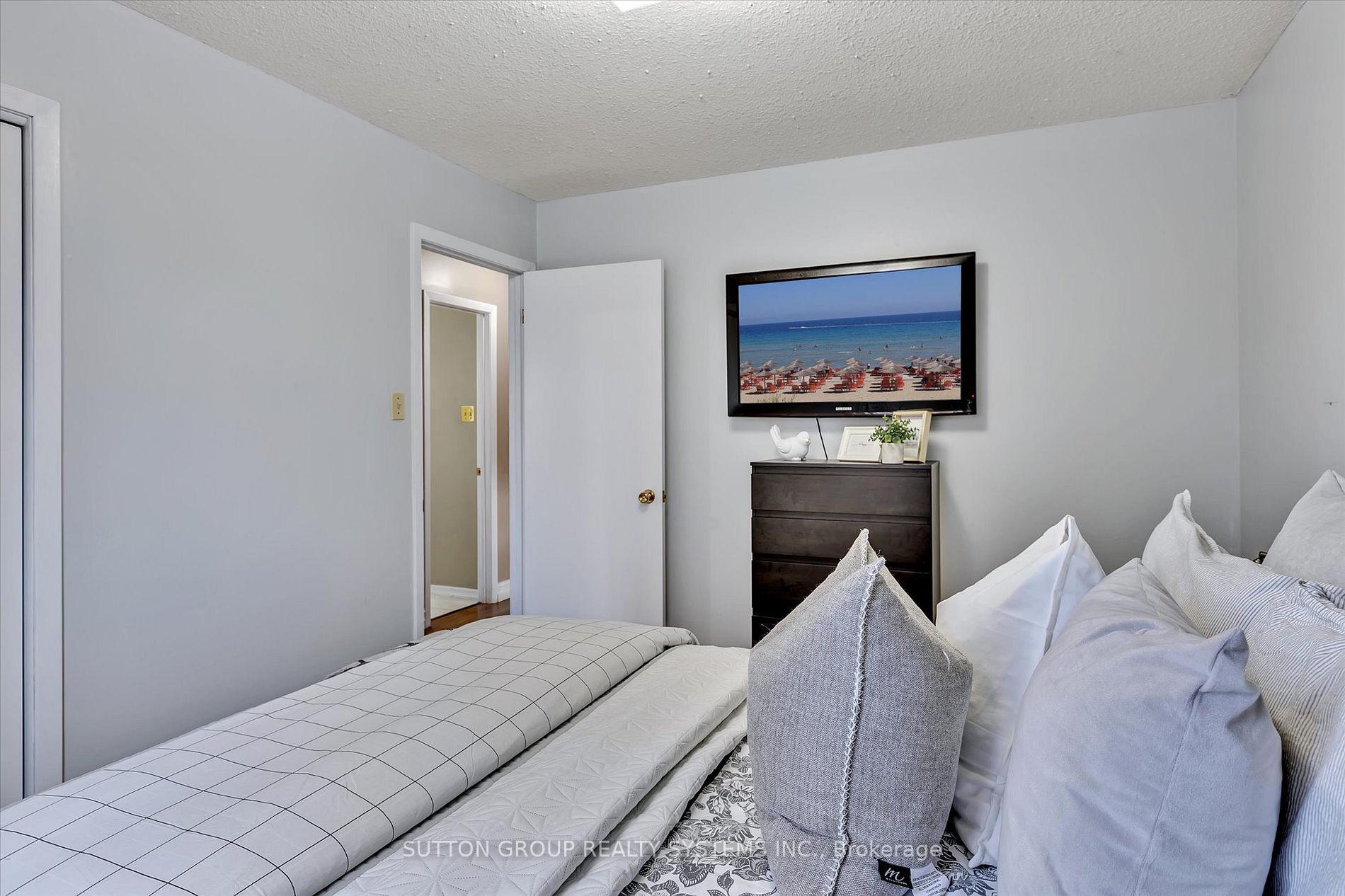 581 Barnes Cres