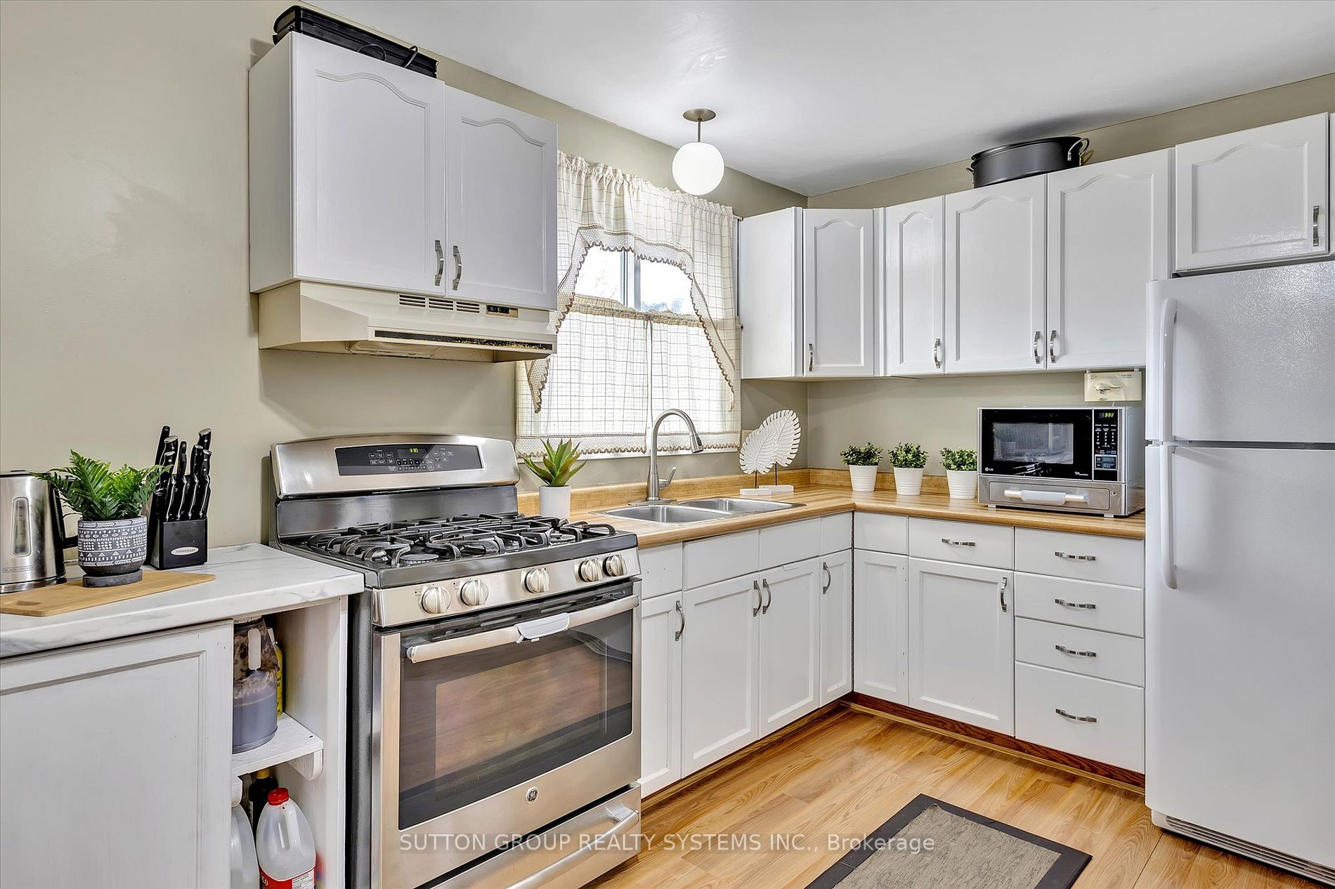 581 Barnes Cres