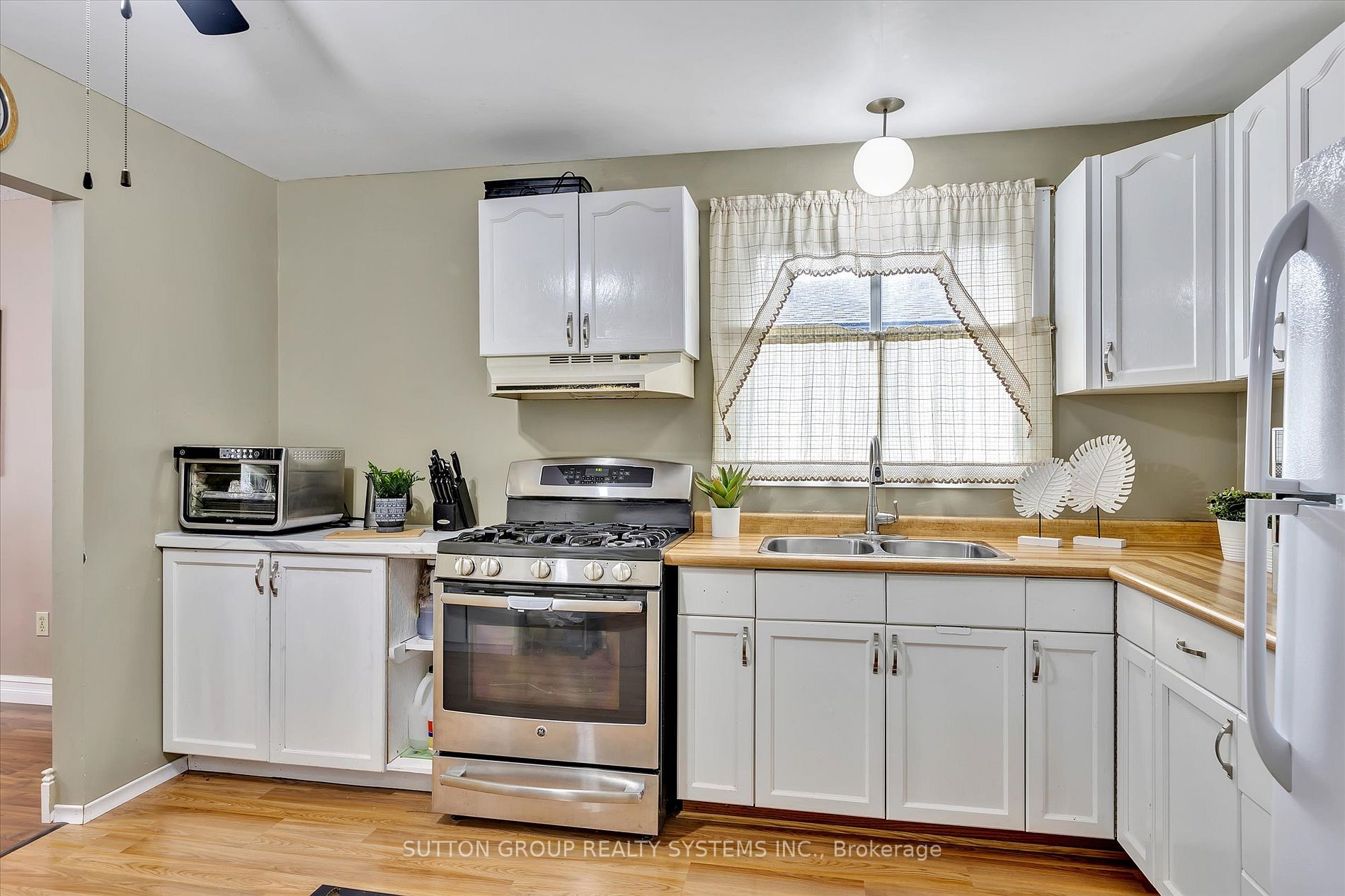 581 Barnes Cres