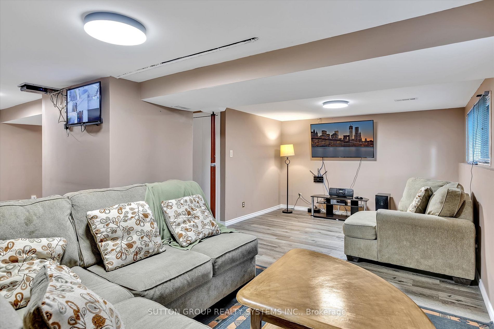 581 Barnes Cres