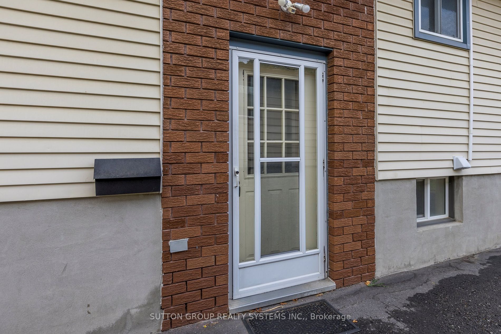 581 Barnes Cres