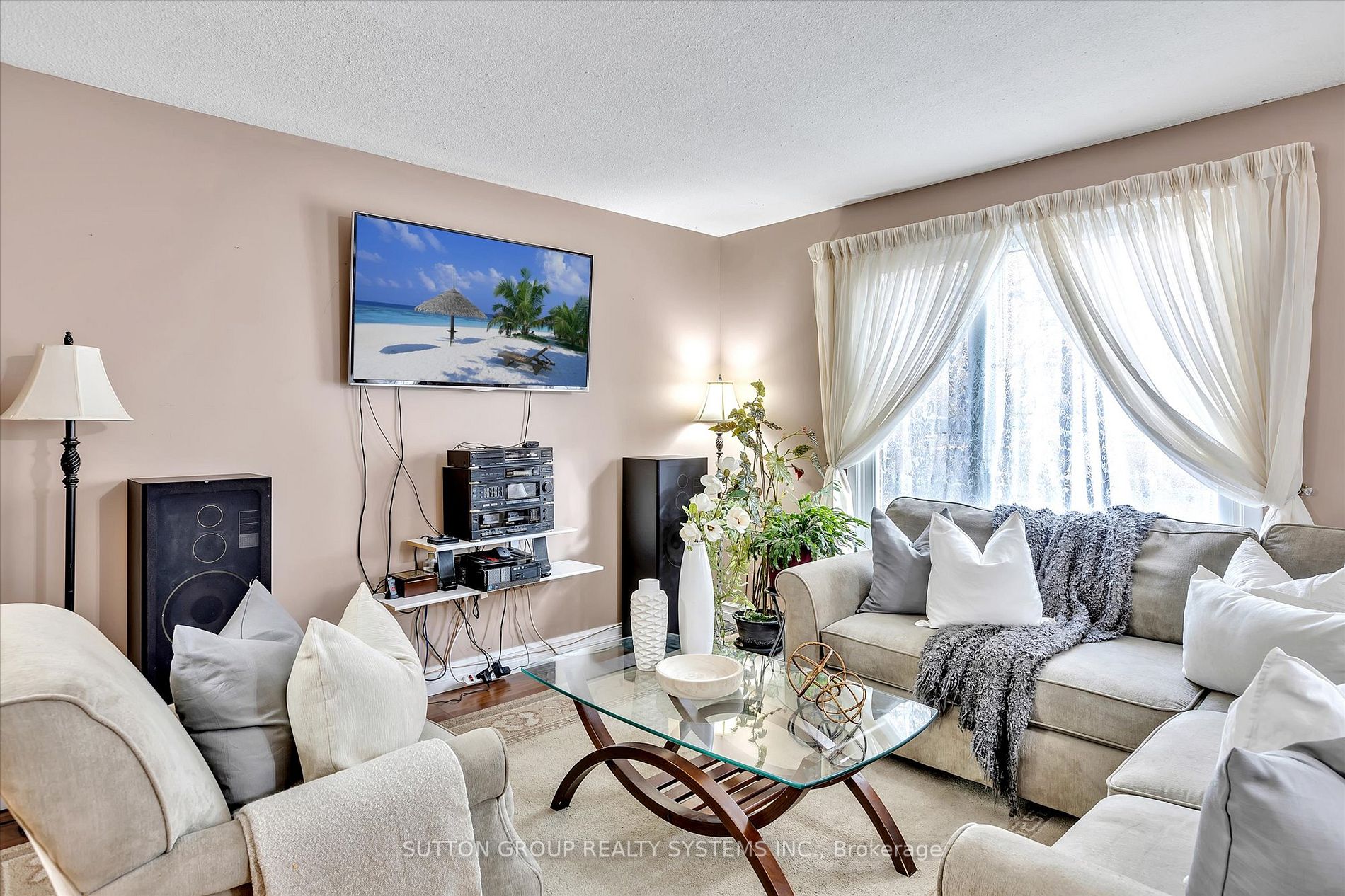 581 Barnes Cres