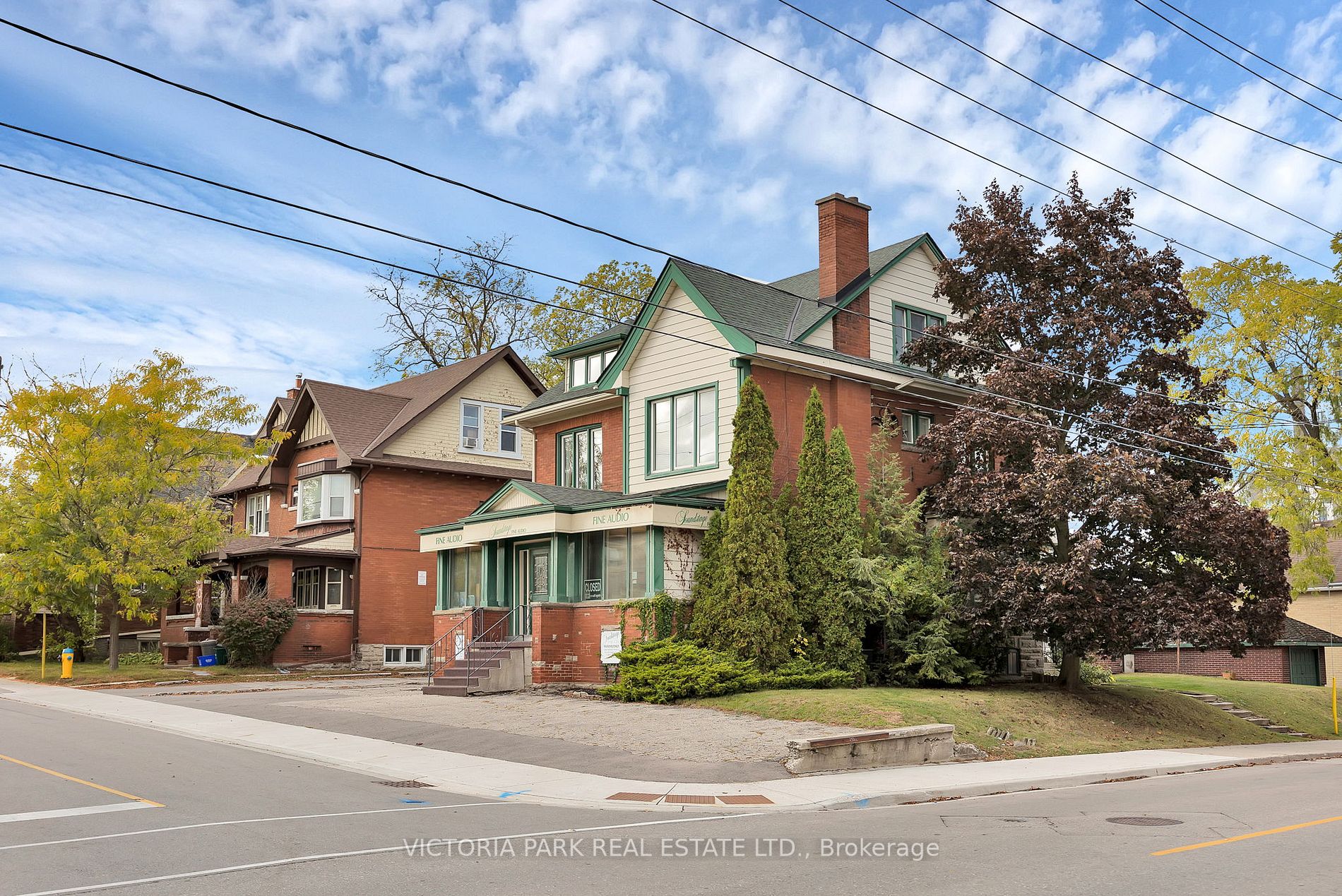 16 Young St E