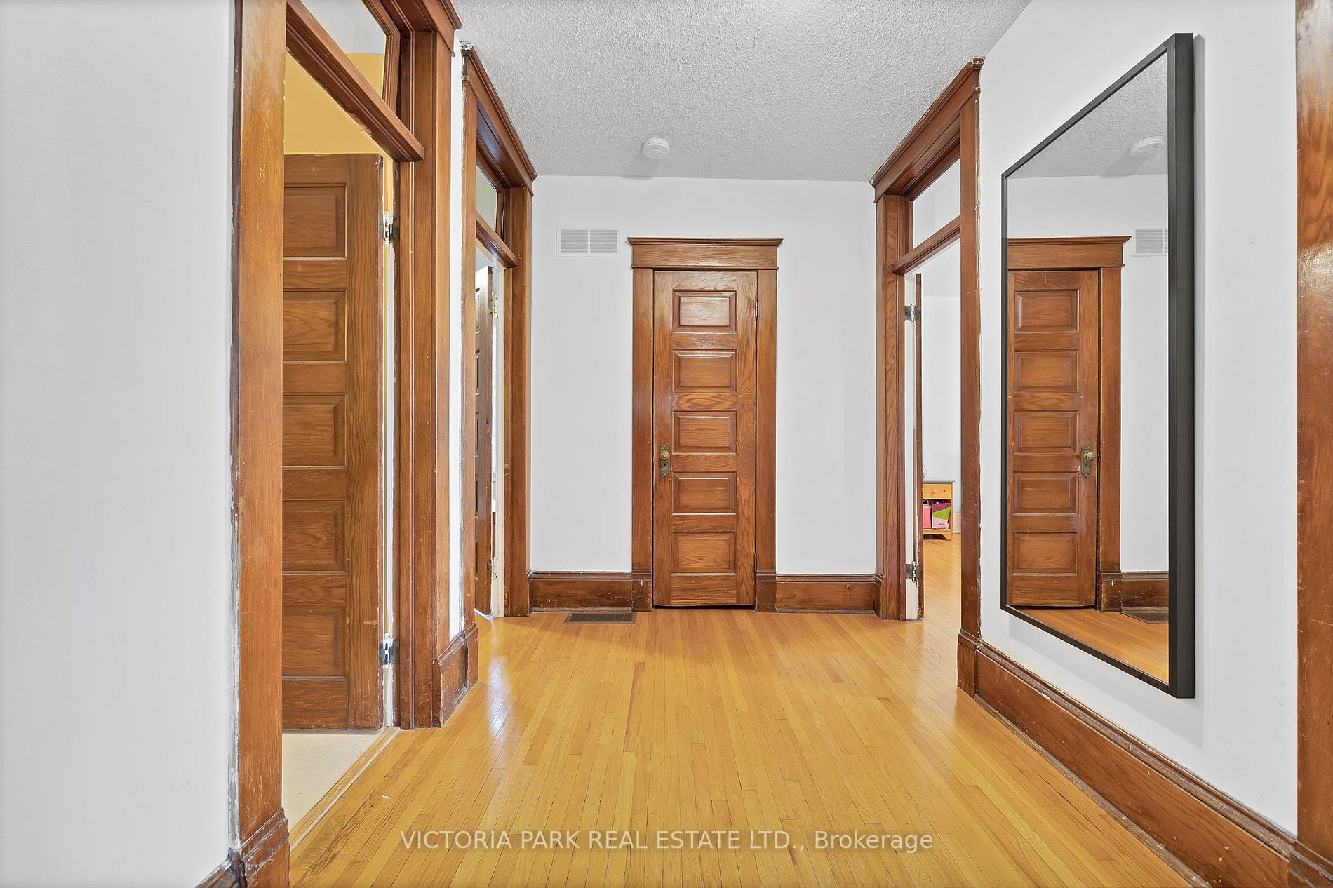 16 Young St E