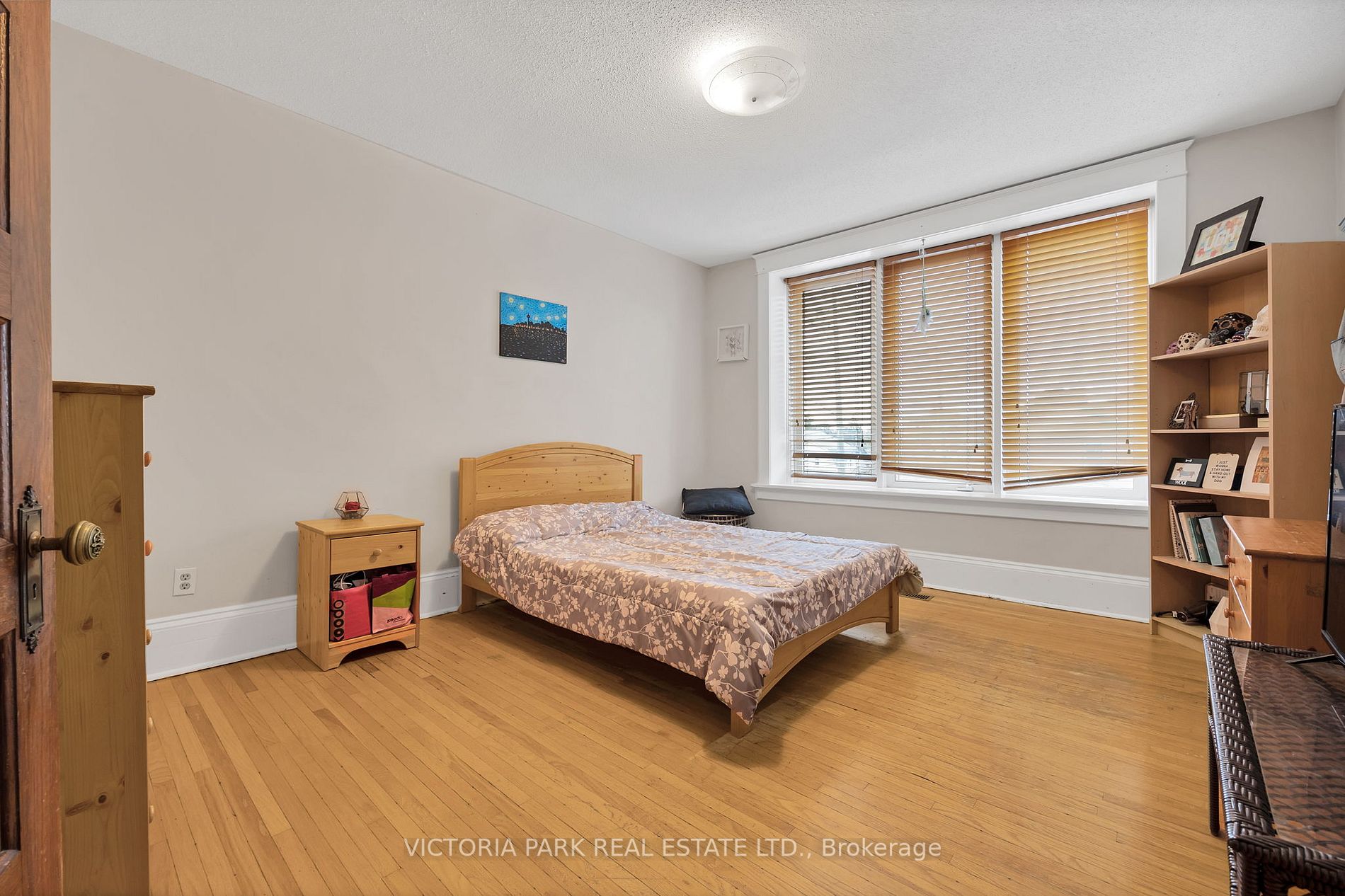 16 Young St E