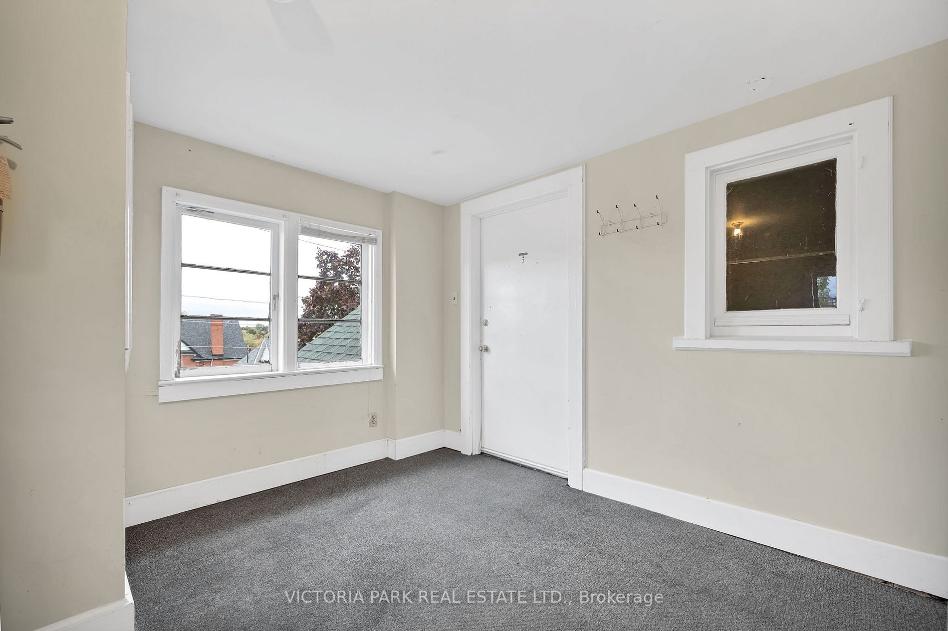 16 Young St E