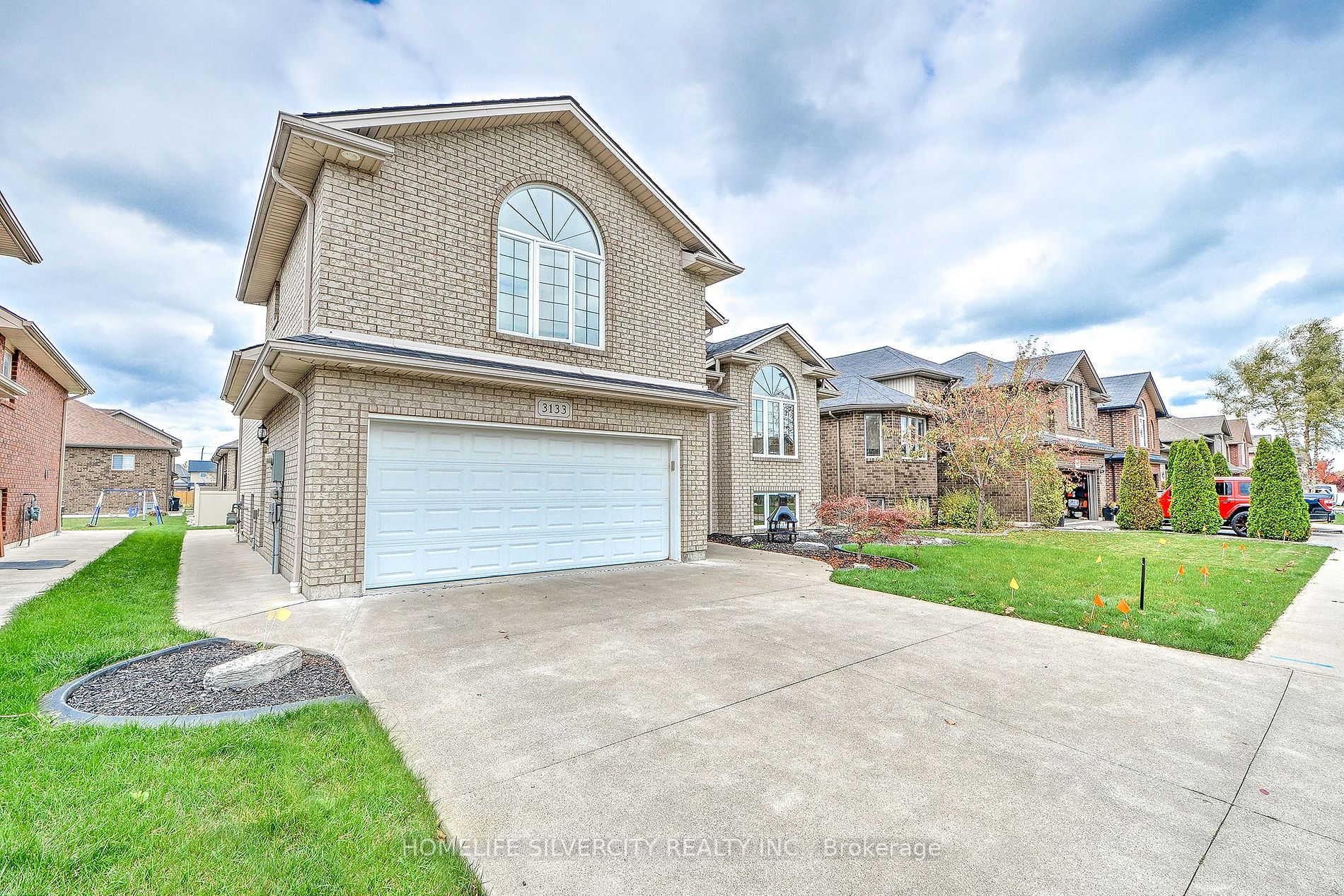 3133 Leisure Cres
