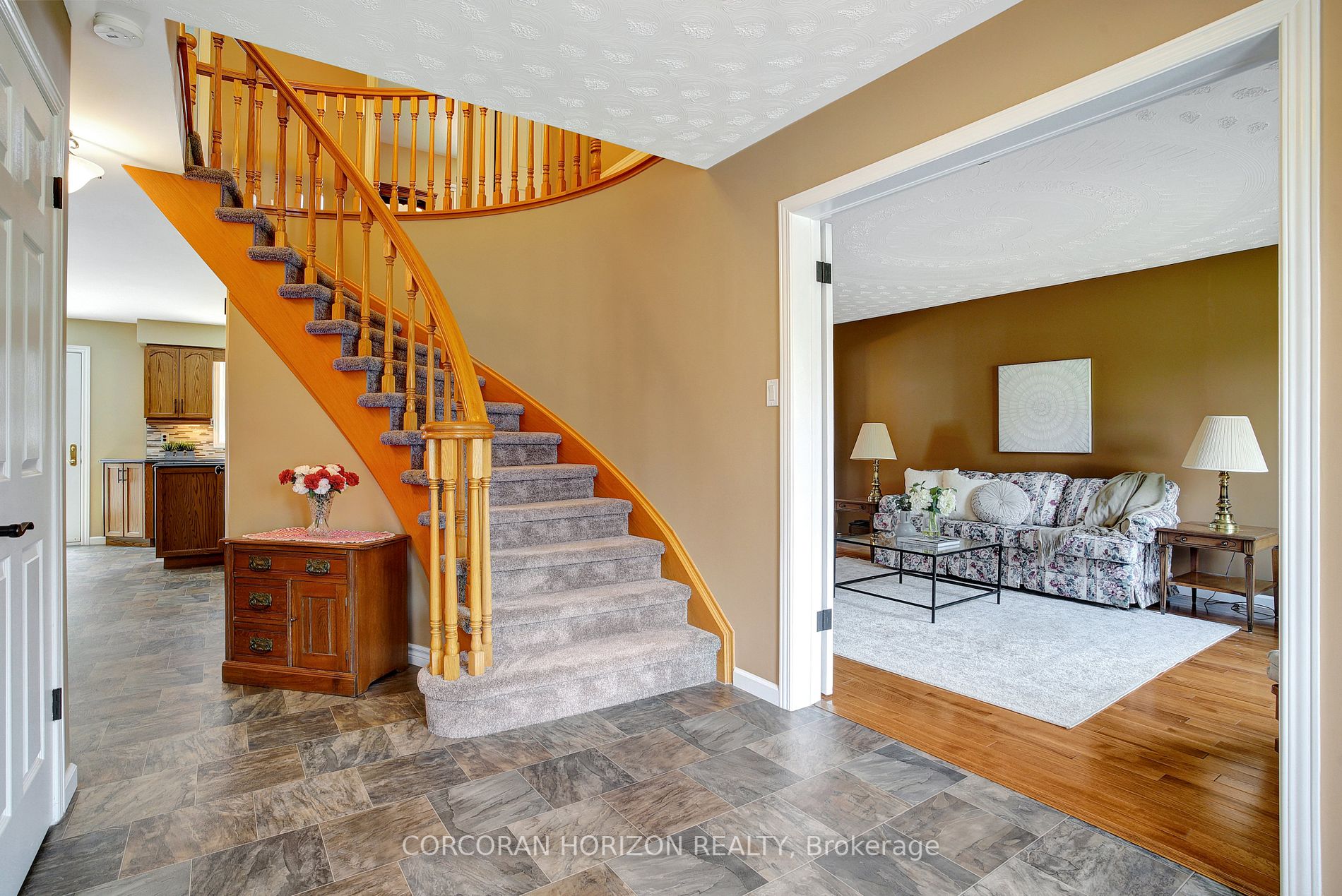 387 Strawberry Cres