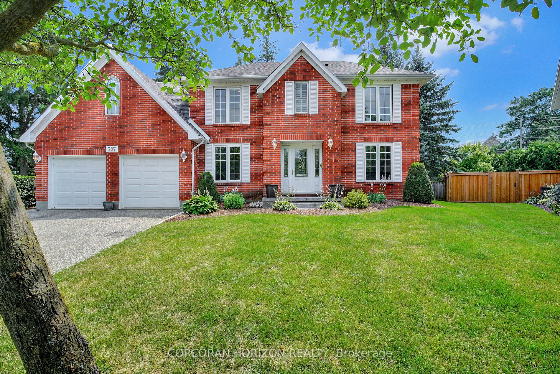 387 Strawberry Cres