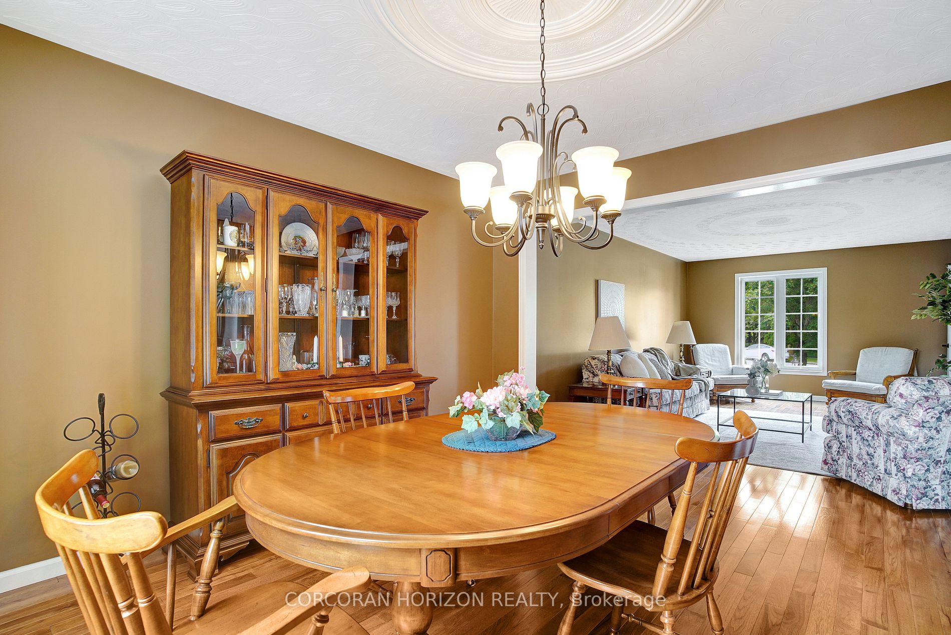 387 Strawberry Cres