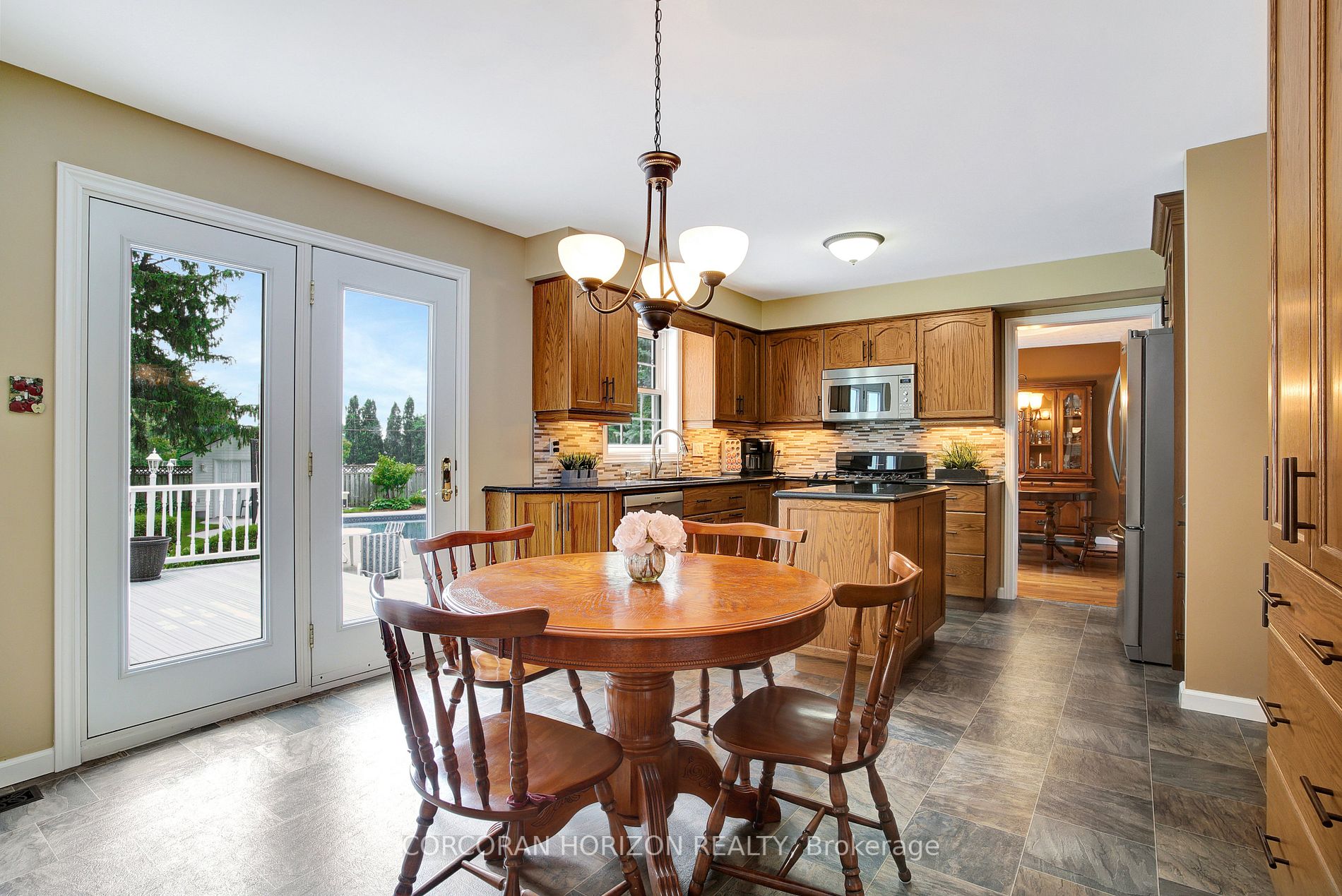 387 Strawberry Cres