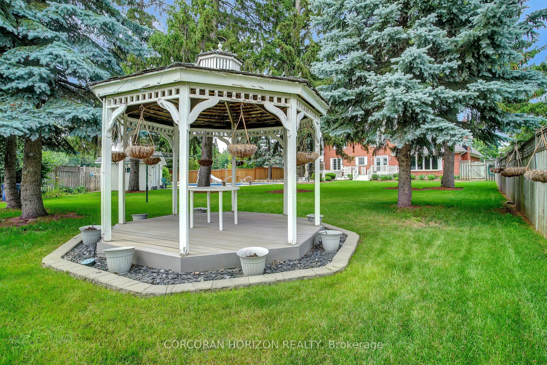387 Strawberry Cres