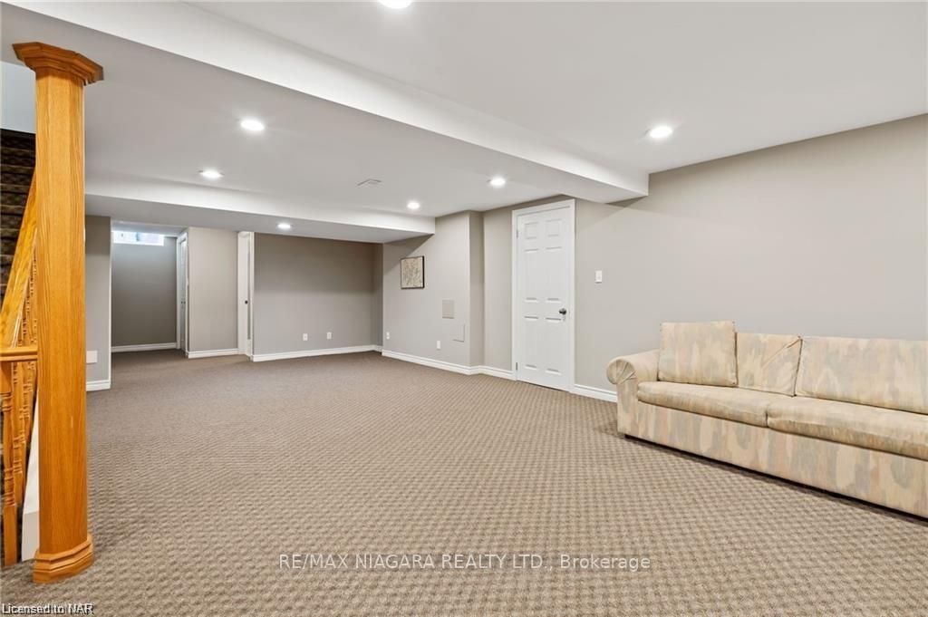 22 Sterling St