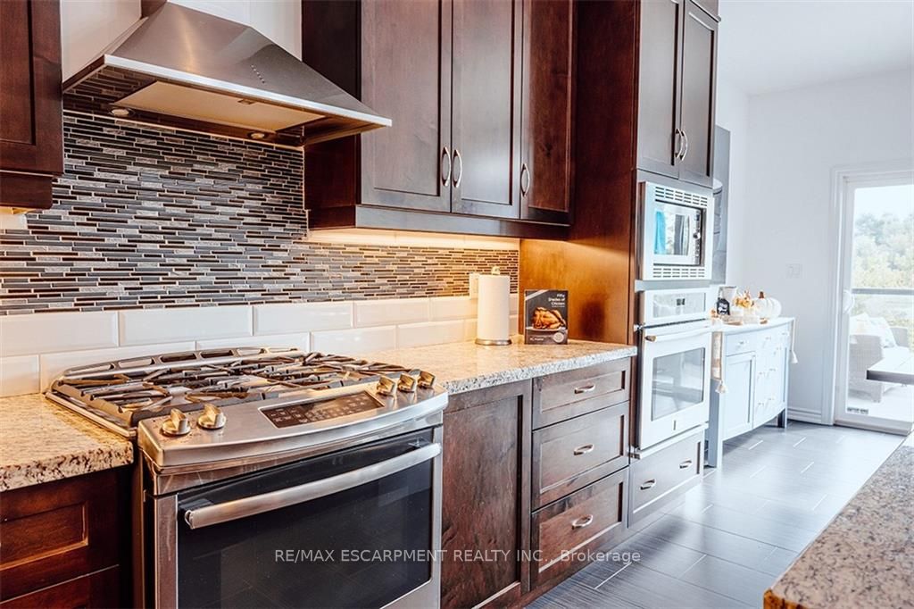 77 Avery Cres, #16