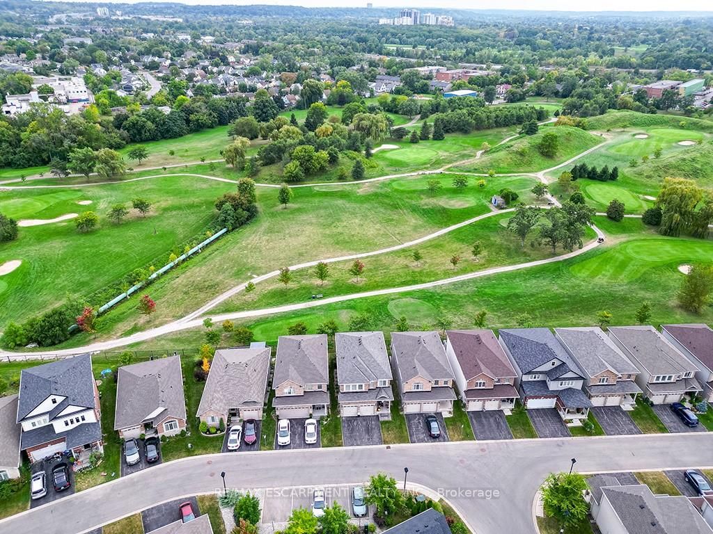 77 Avery Cres, #16