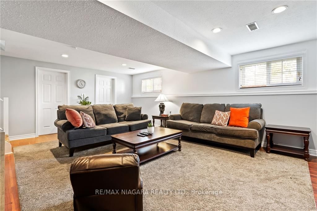 4290 Marisa Cres