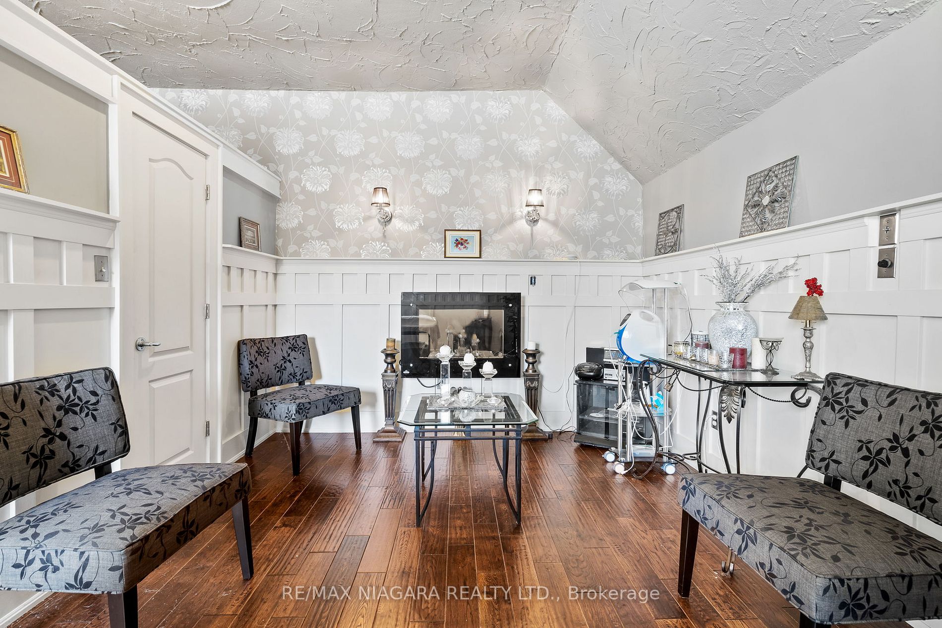 6407 Thorold Stone Rd