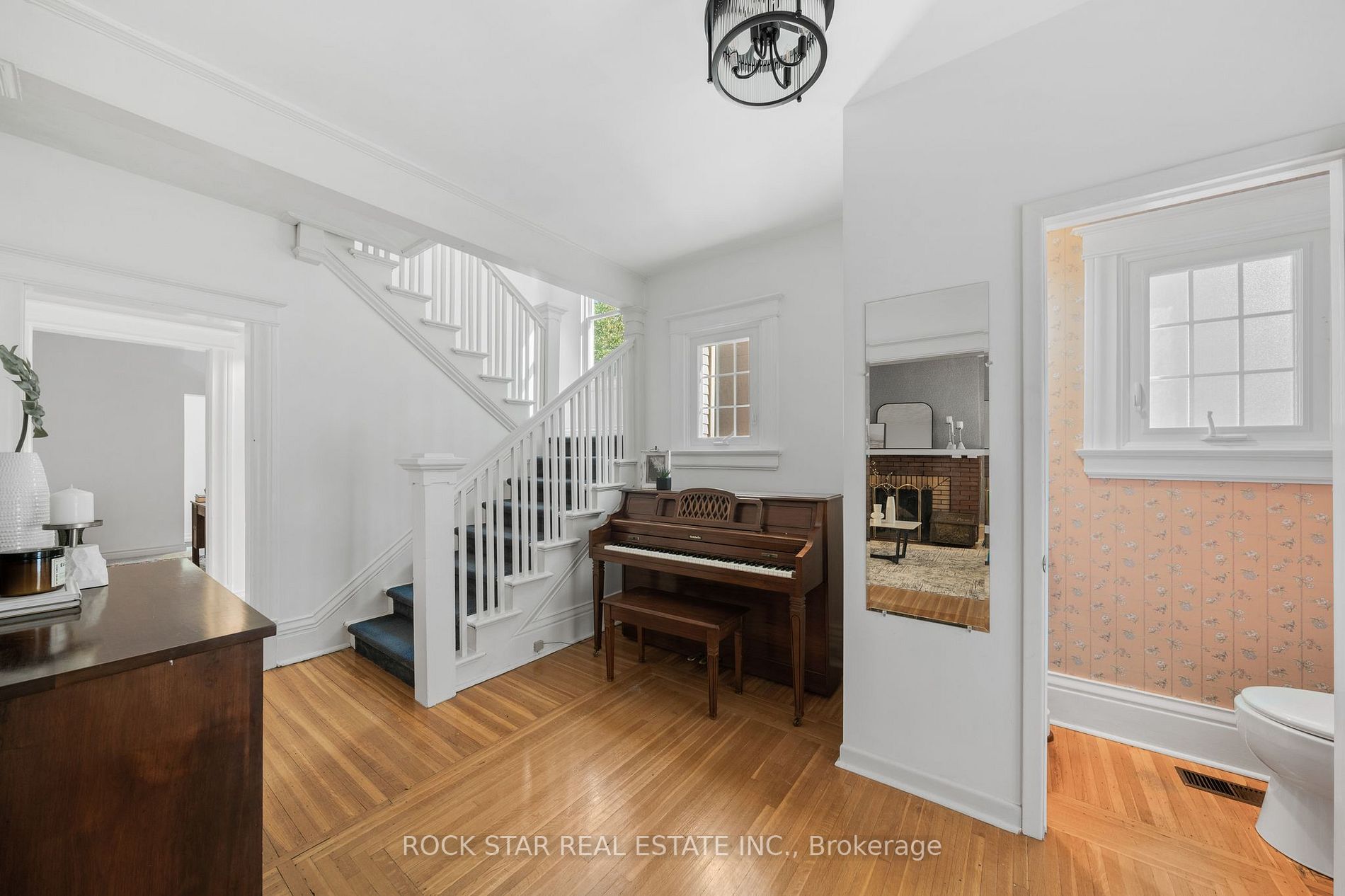 88 1/2 Queen St