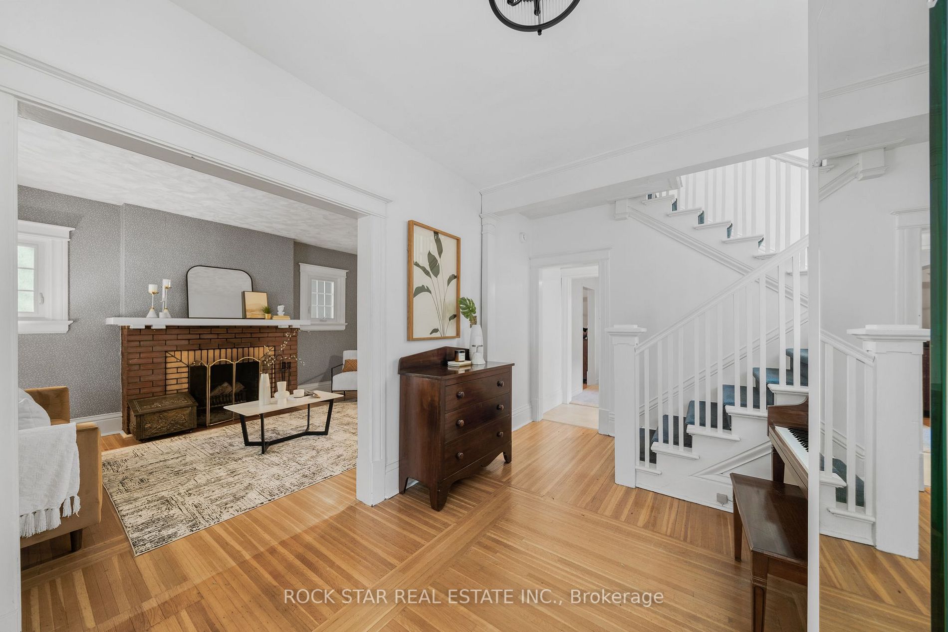 88 1/2 Queen St