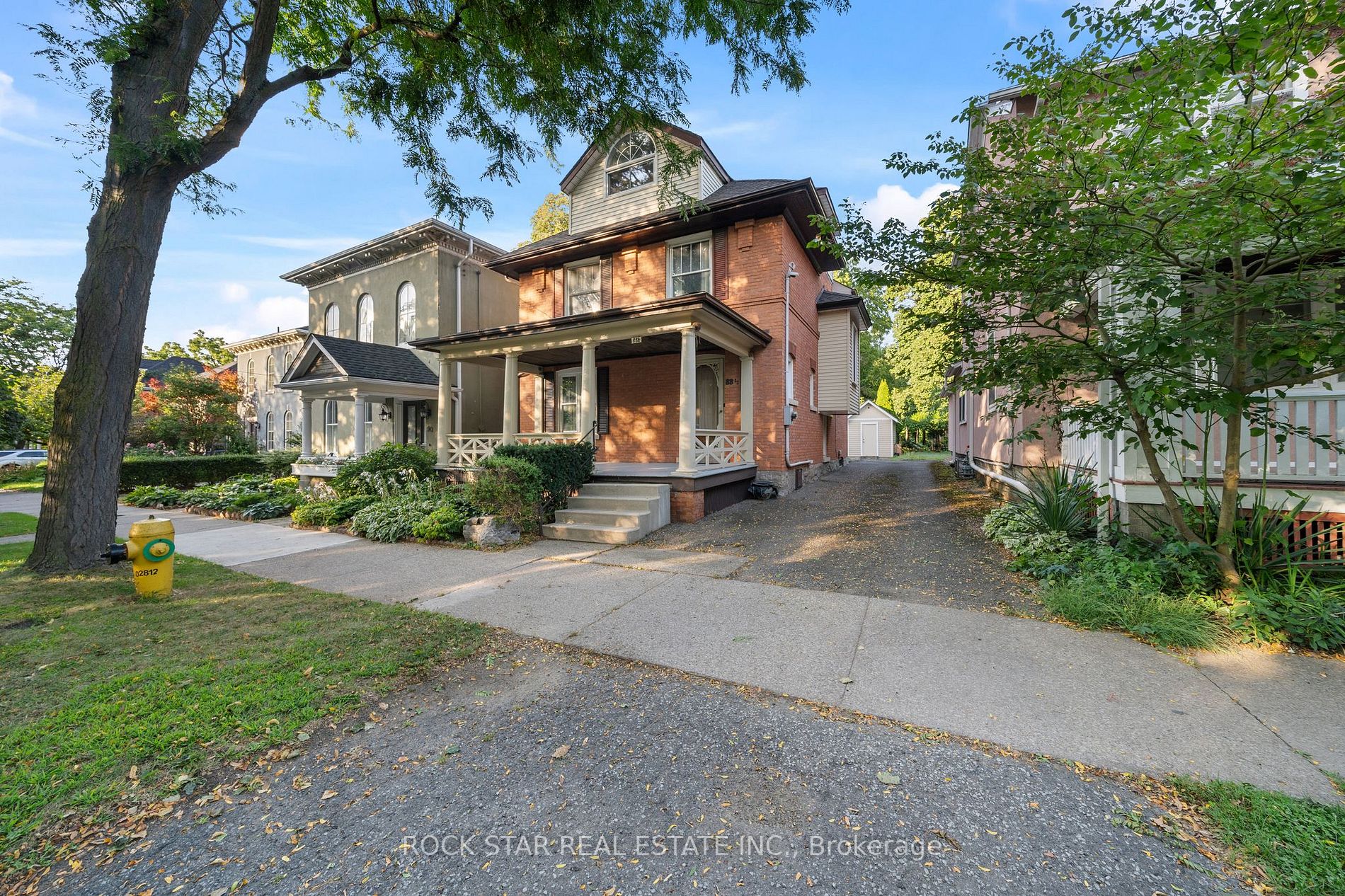 88 1/2 Queen St