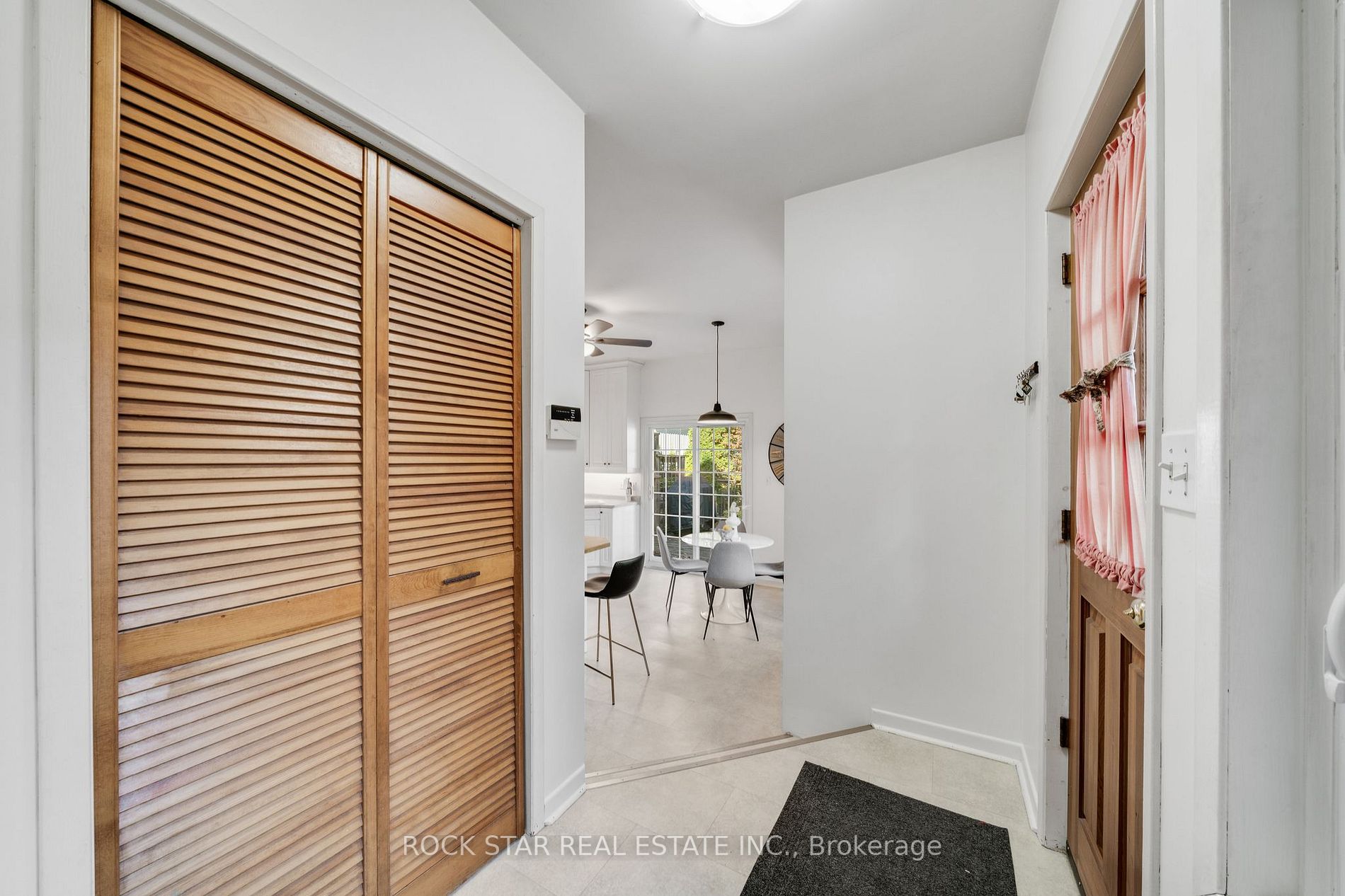 88 1/2 Queen St