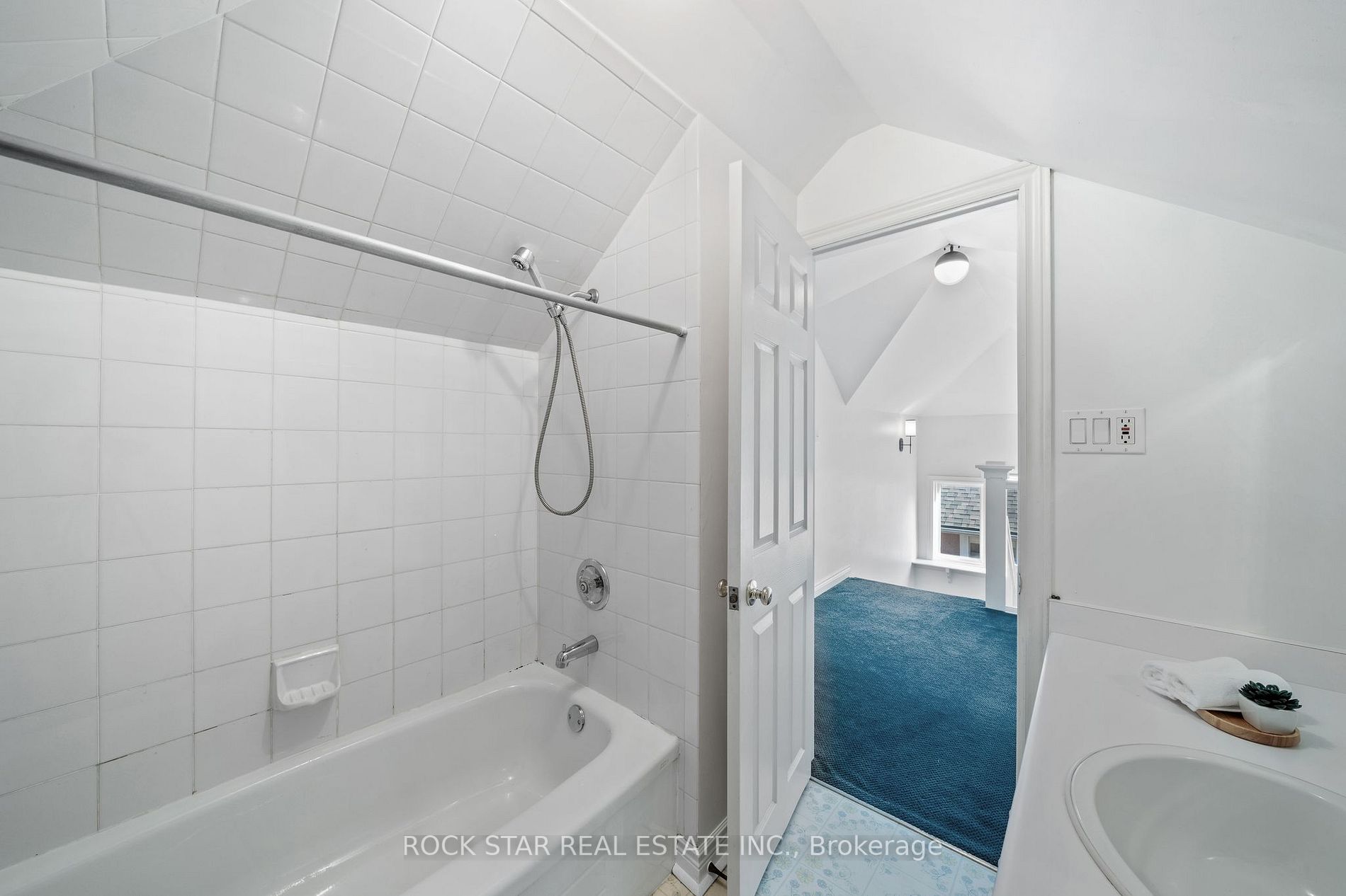 88 1/2 Queen St