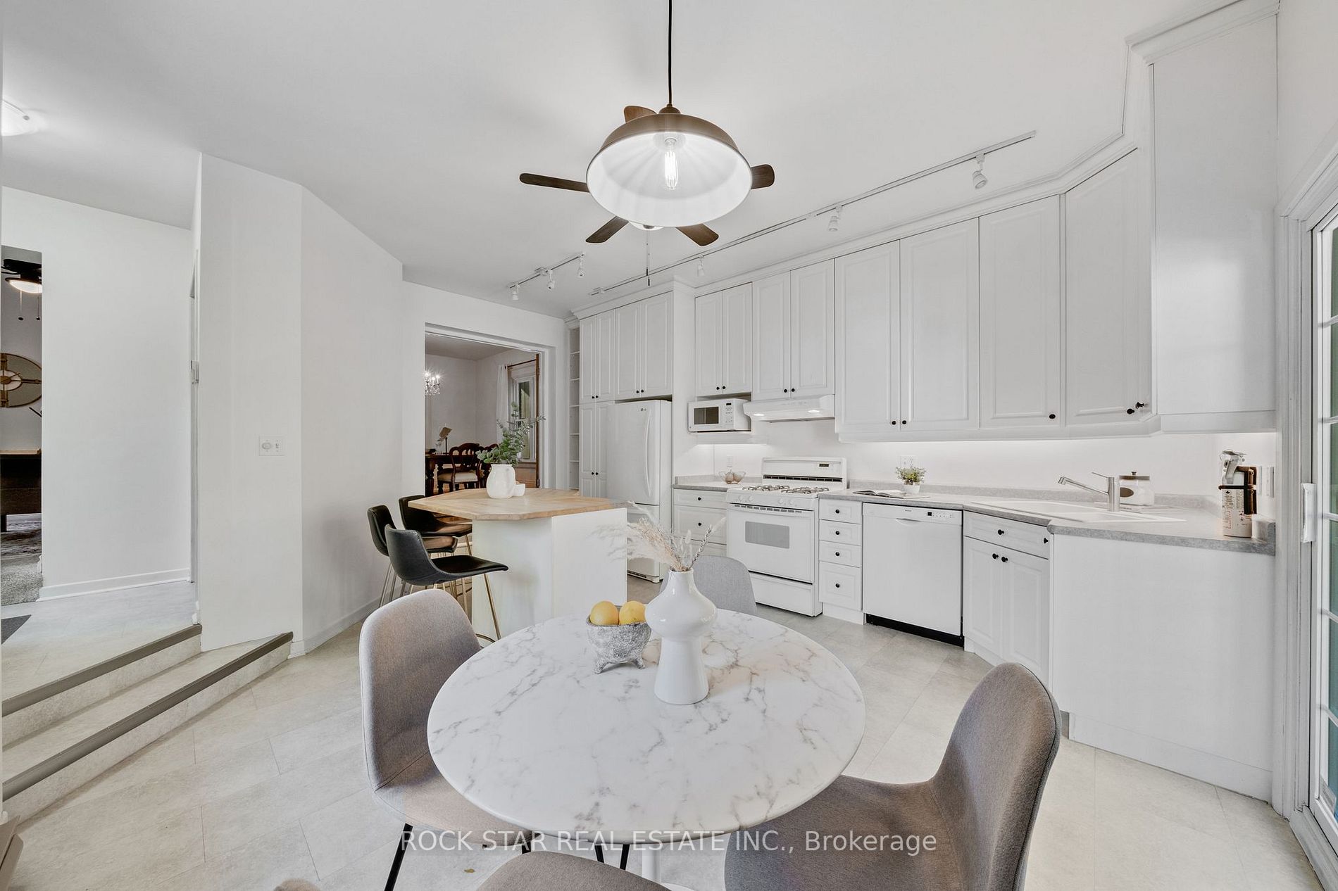 88 1/2 Queen St