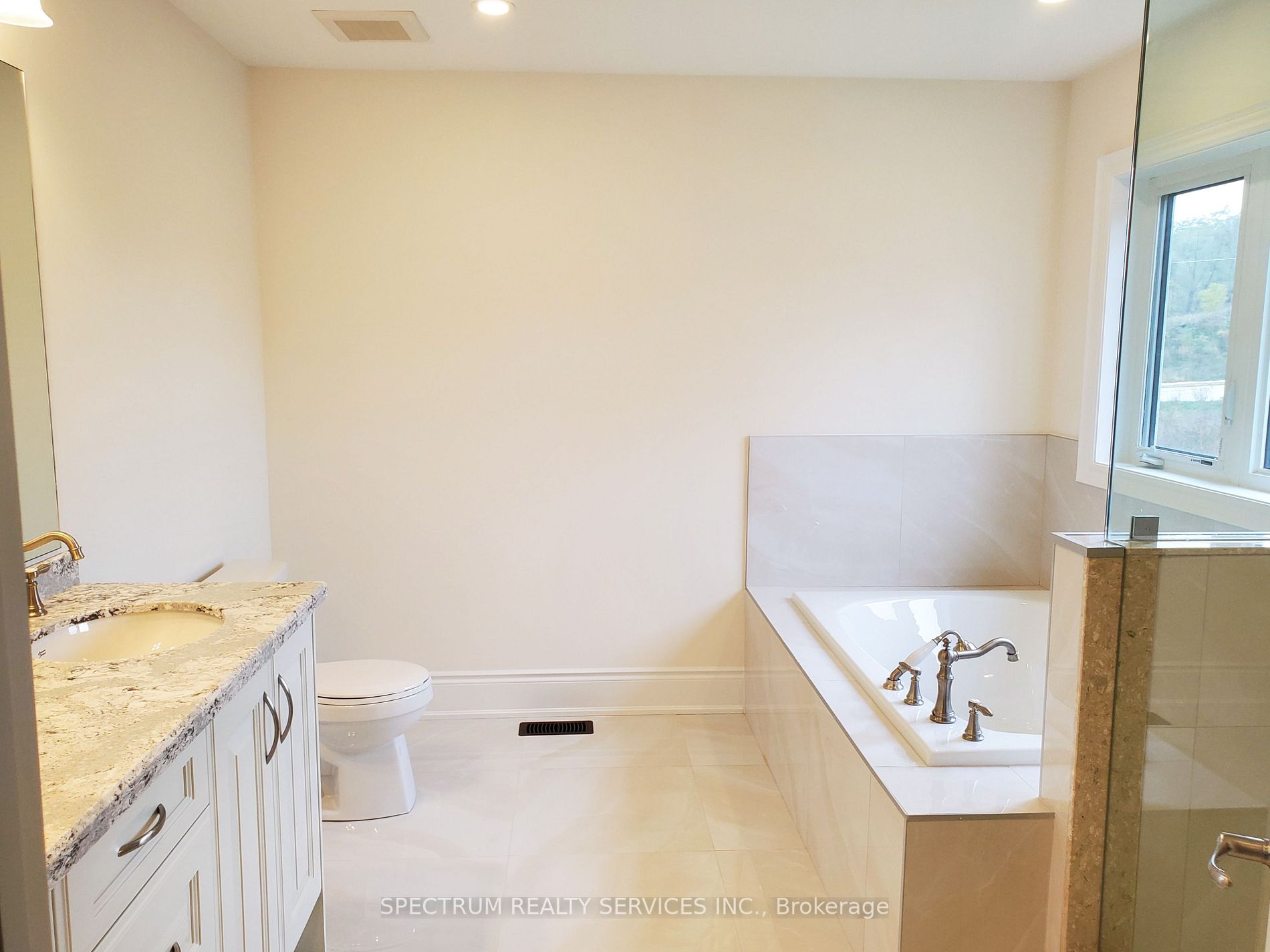 37 Macklin St