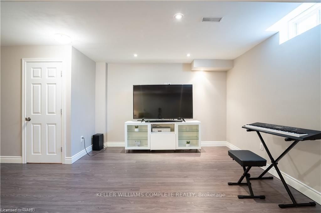 15 Marina Point Cres