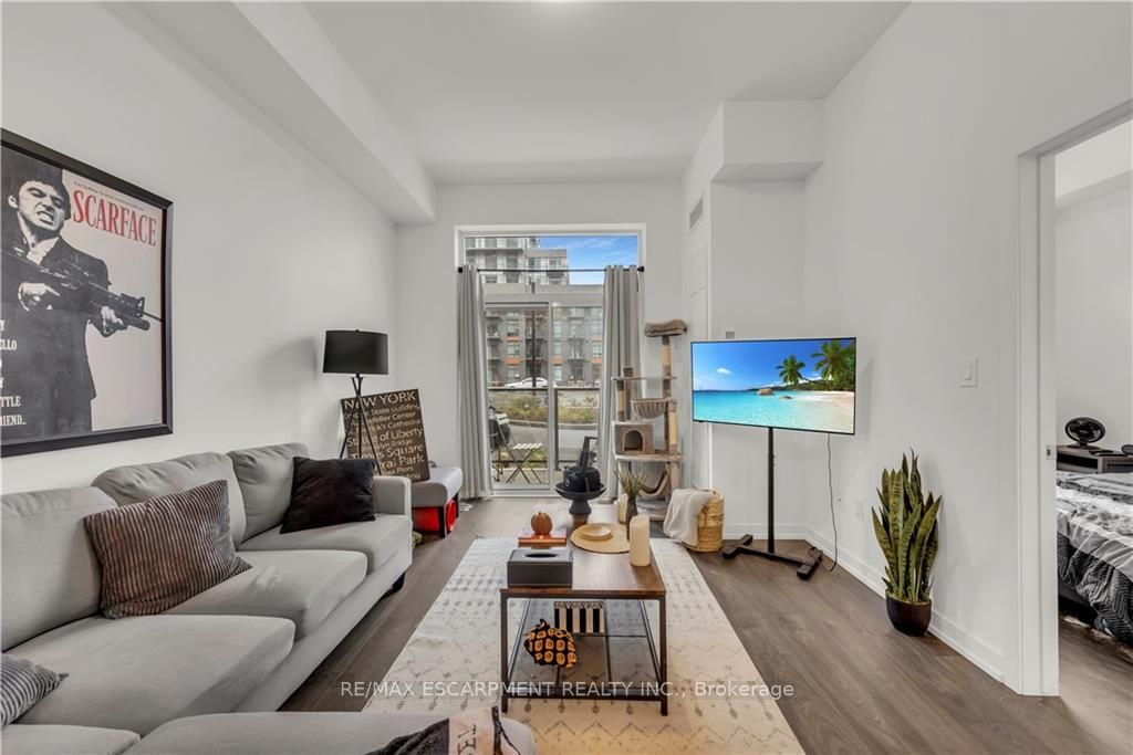 450 Dundas St E, #114