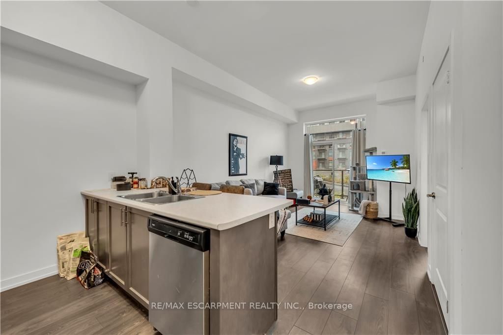 450 Dundas St E, #114