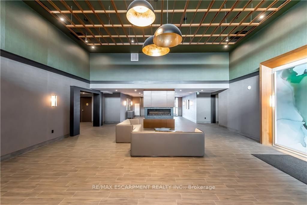 450 Dundas St E, #114