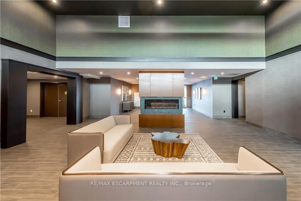 450 Dundas St E, #114