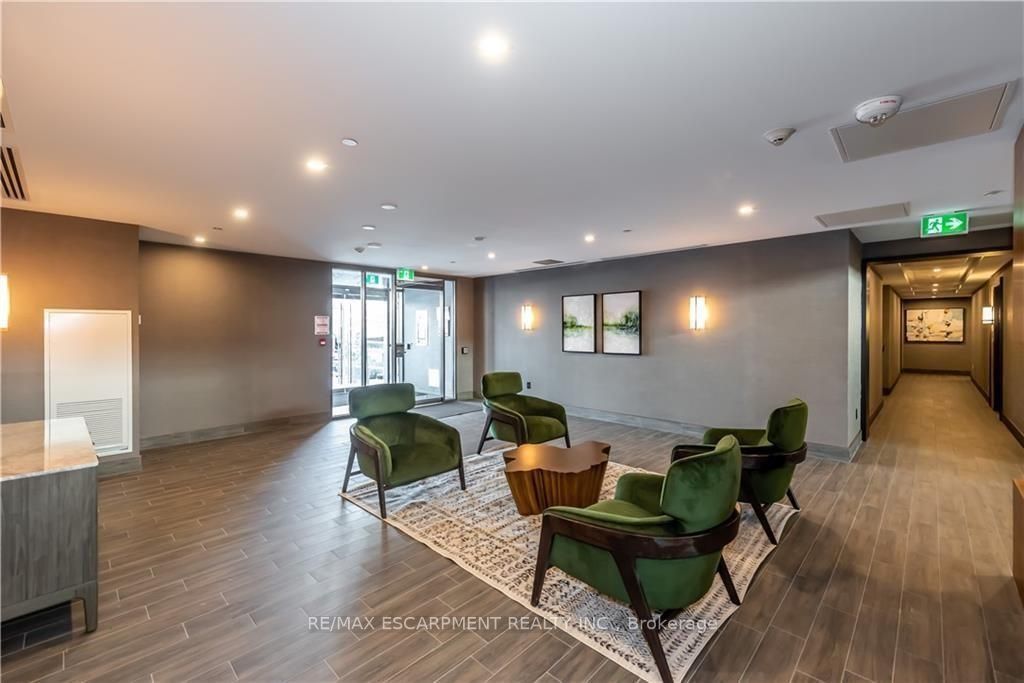 450 Dundas St E, #114