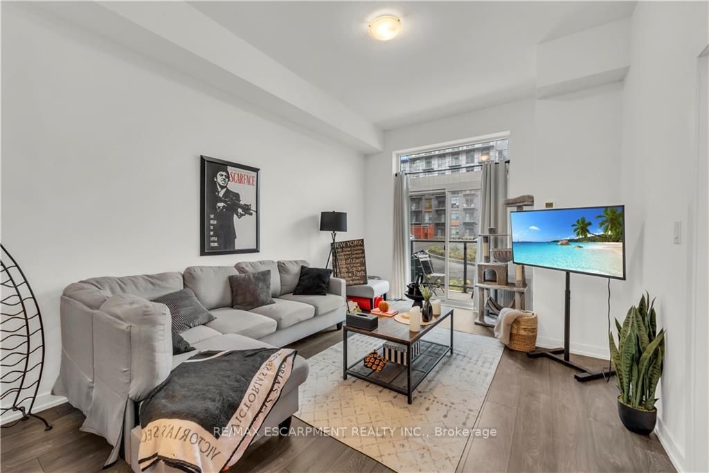 450 Dundas St E, #114