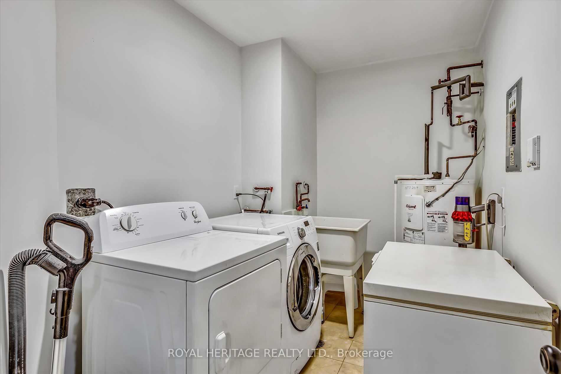 475 Parkhill Rd, #220