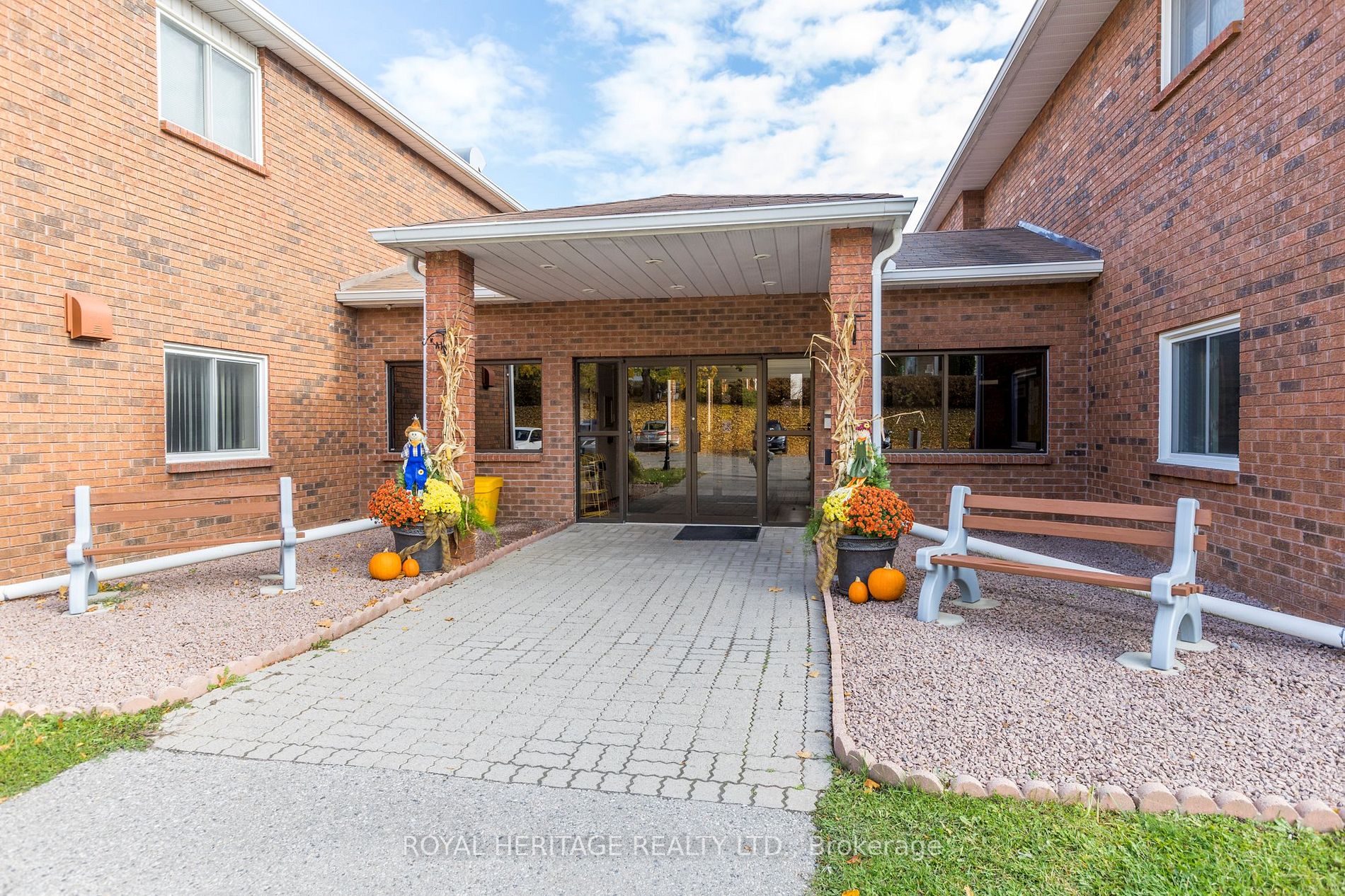 475 Parkhill Rd, #220