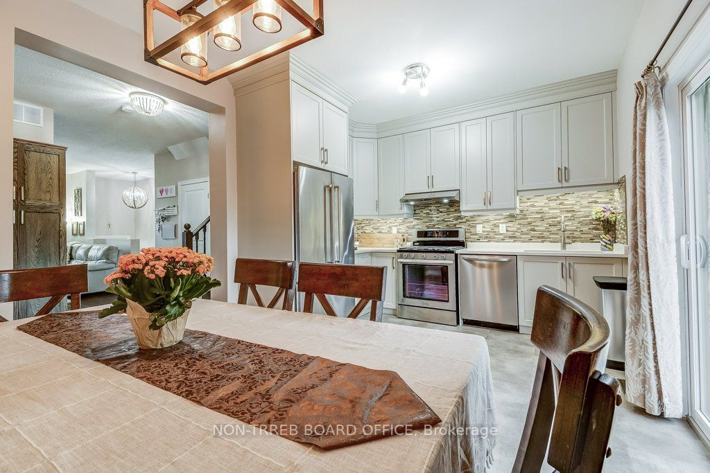 62 Westbank Tr