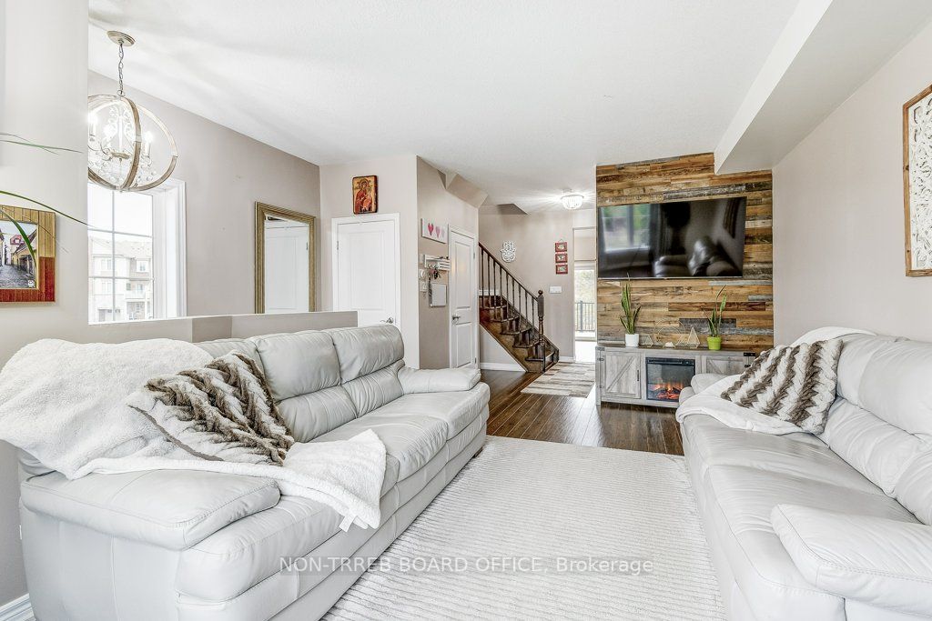 62 Westbank Tr