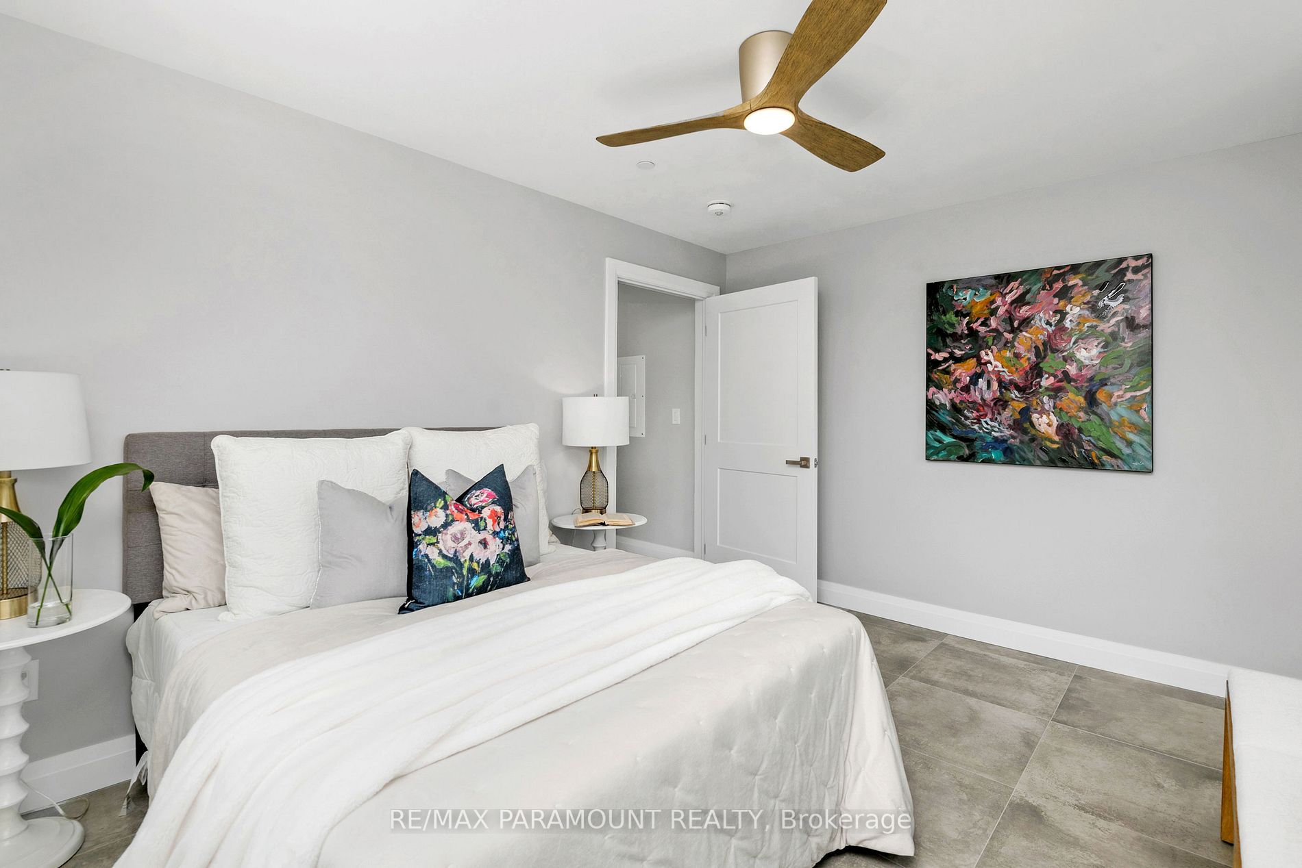 781 Erie St E, #301