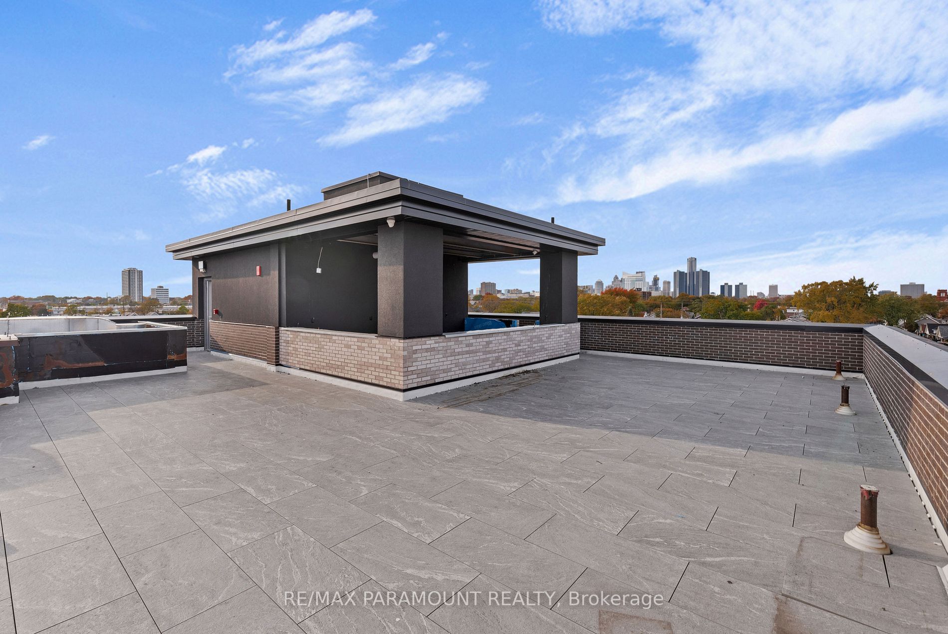 781 Erie St E, #301