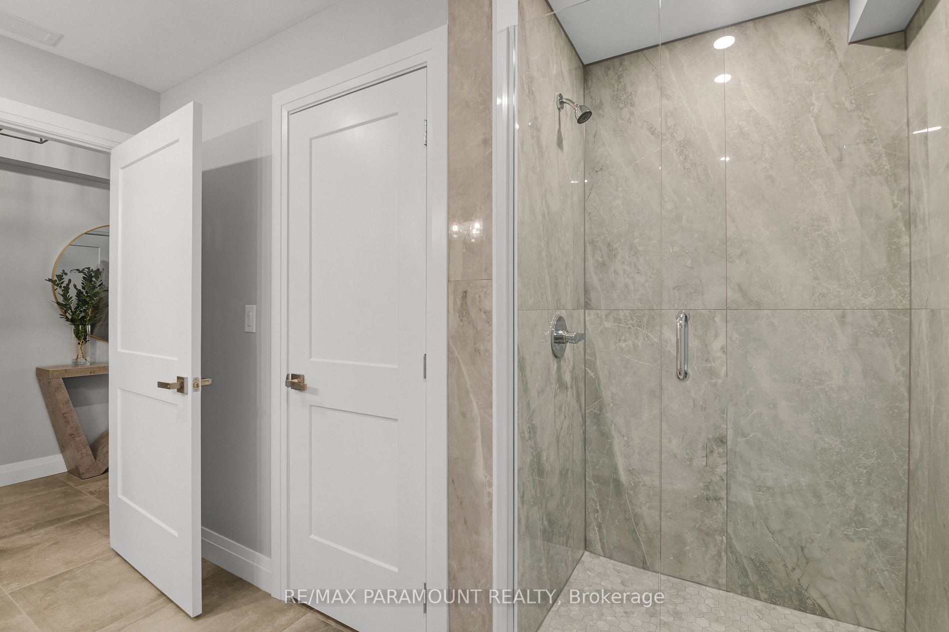 781 Erie St E, #302